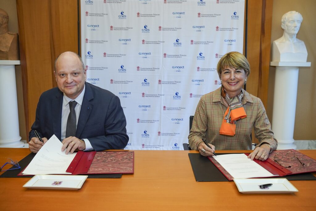 Il ministro Isabelle Berro Amadei e Lionel Suchet, Vice Direttore Generale del CNES firmano un accordo di partenariato
