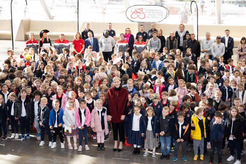 In presenza di S.A.S. la Principessa Charlene, presso il Grimaldi Forum, la fondazione Princesse Charlene ha organizzato, per i bambini del CP  (1a elementare) una mattinata di sensibilizzazione davanti ai pericoli dell'annegamento.