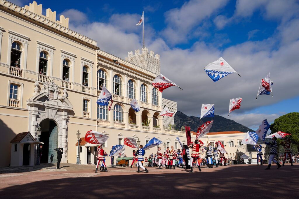 Gli sbandieratori fiorentini si sono esibiti durante la Festa Nazionale del Principato di Monaco