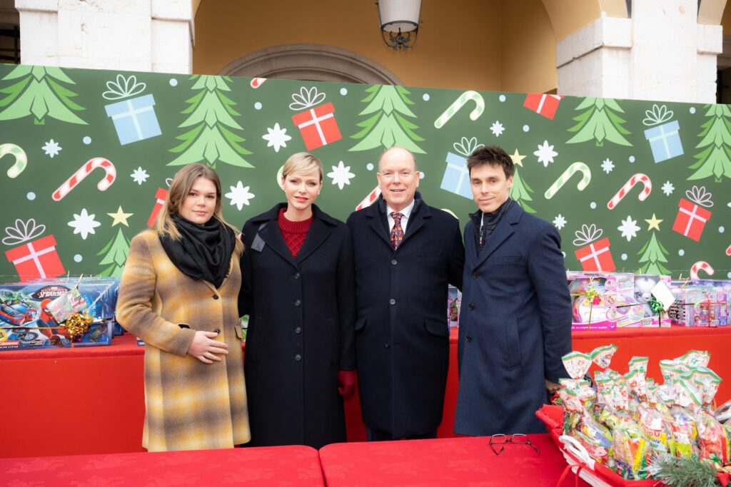 I Principi di Monaco, Albert II e Charlene, hanno consegnato i doni di Babbo Natale ai bambini di nazionalità monegasca