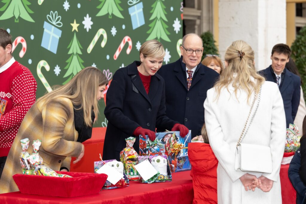 I Principi di Monaco, Albert II e Charlene, hanno consegnato i doni di Babbo Natale ai bambini di nazionalità monegasca