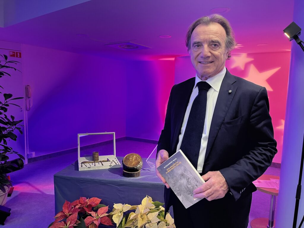 La Dante Alighieri Monaco ha presentato l'ultimo evento del 2023 con l'invito ad Alessandro Masi, Segretario Generale della Dante Alighieri di Roma, che ha presentato il suo libro “Vita Maledetta di Benvenuto Cellini”.