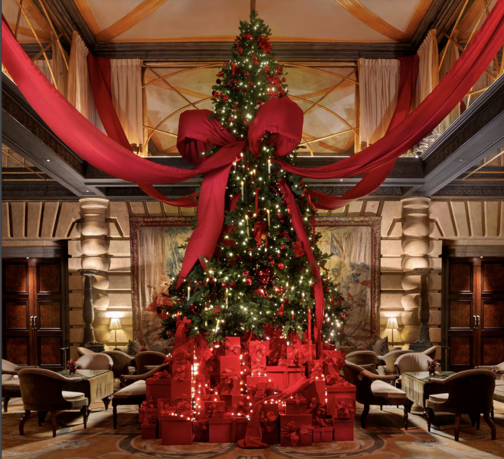 Atmosfera di festa per l'Hotel Metropole Monte-Carlo che celebra il colore della stagione nelle sue decorazioni: il Rosso. 