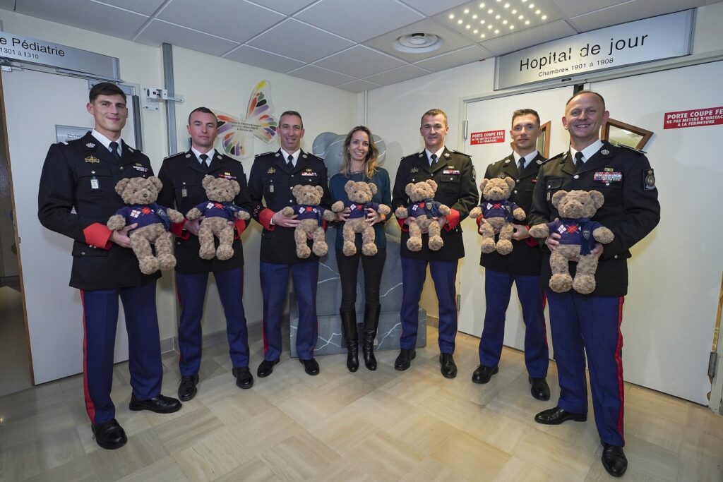 I Carabinieri del Principe di Monaco hanno distribuito peluche ai bambini malati ricoverati al CHPG