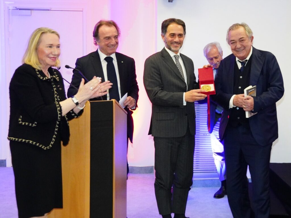 La Presidente della Dante Alighieri Monaco, Maria Betti, ha consegnato con Alessandro Masi la medaglia Dante a Remo Girone per la diffusione della lingua e cultura italiana attraverso il cinema