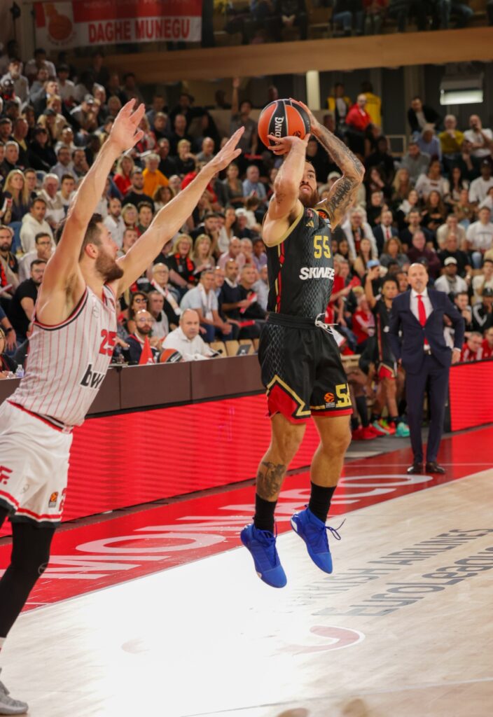 Nell'undicesima giornata di EuroLega l'AS Monaco basket ha battuto i greci dell'Olympiakos 85 a 77.  Mike James a canestro, Ft.ASMonacoBasket/Jean-Marc Missana