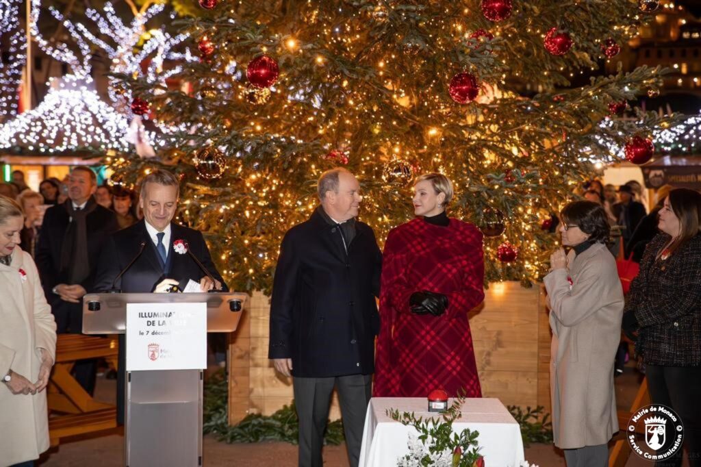 Sorridenti e affiatati LL.AA.SS. i Principi Albert II e Charlene hanno inaugurato il Villaggio di Natale ed acceso le illuminazioni della città