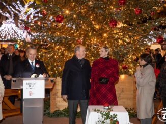 Sorridenti e affiatati LL.AA.SS. i Principi Albert II e Charlene hanno inaugurato il Villaggio di Natale ed acceso le illuminazioni della città