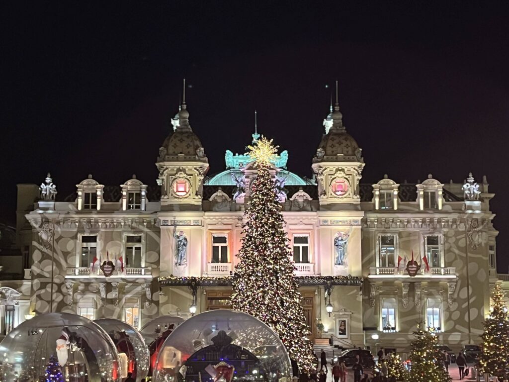 La notte di San Silvestro brindisi sulla piazza del Casinò di Monte-Carlo con lo spettacolo di immagini sulla facciata dello storico casinò,