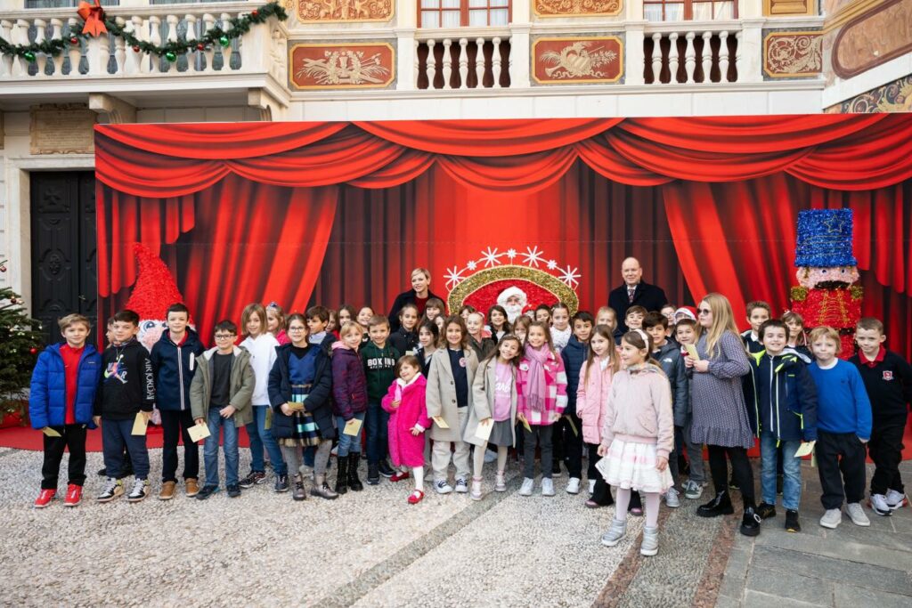 LL.AA.SS. i Principi di Monaco organizzano una festa di Natale speciale per i bambini di nazionalità monegasca presso il Palazzo in presenza di Babbo Natale