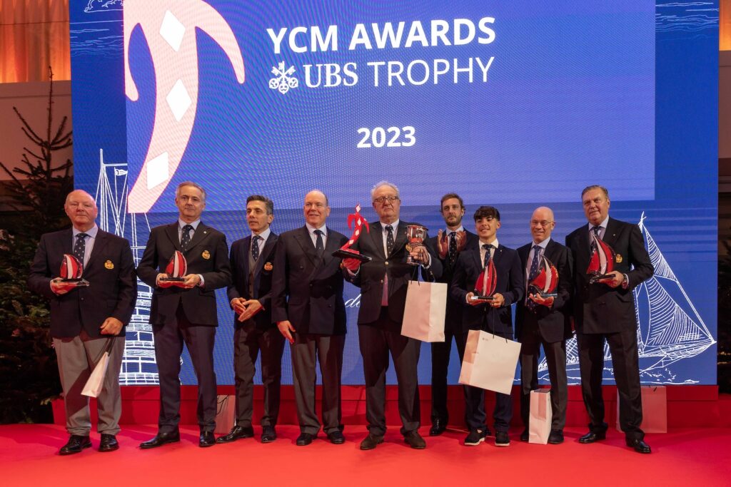 Per concludere l'anno 2023 e la celebrazione dei 70 anni dello Yacht Club de Monaco, il Presidente, S.A.S. il Principe Alberto II di Monaco, ha voluto ricompensare i migliori risultati ottenuti dai suoi soci regatanti consegnando loro gli Y.C.M. Awards.