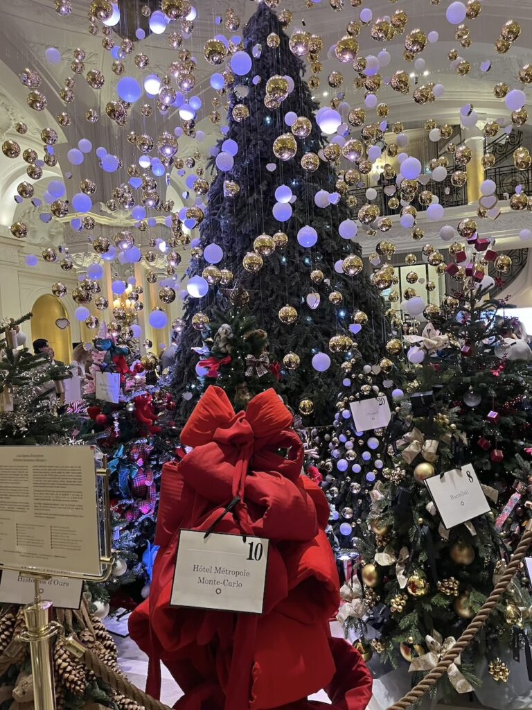 Gli alberi di Natale di ACTION INNOCENCE venduti all'asta all'hotel de Paris