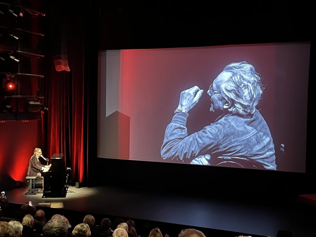 Paolo Jannacci in concerto ha trascinato il pubblico a Monaco con le canzoni del padre