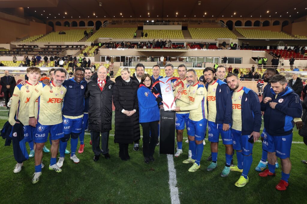 La squadra de Le Cirque della Principessa Stephanie riceve il trofeo Fight Aids Monaco