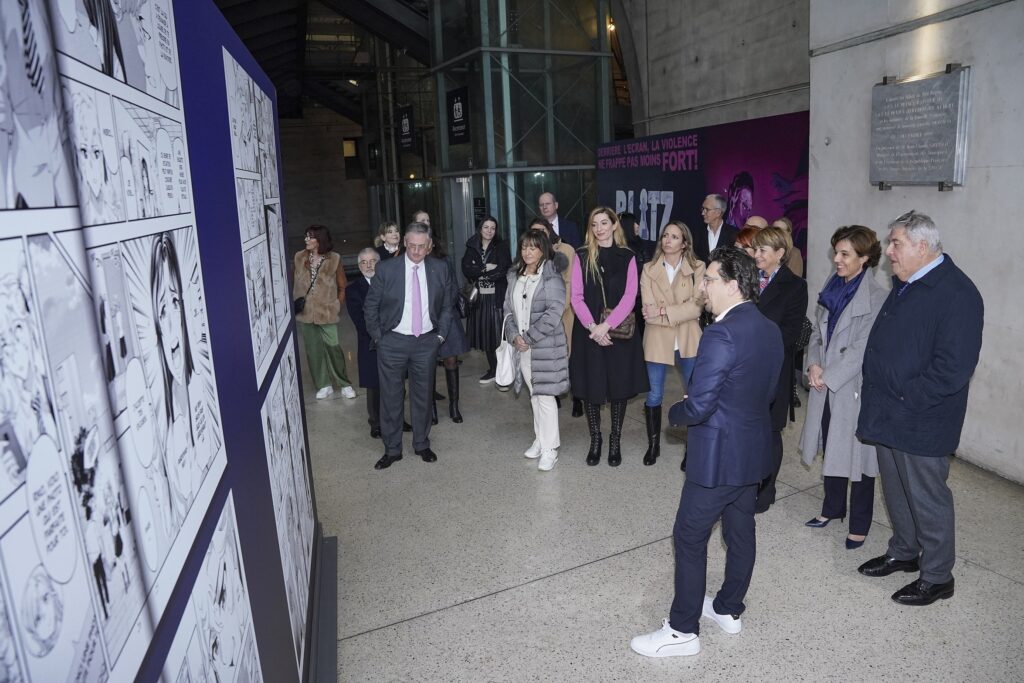 Fino all'8 marzo è visibile alla stazione ferroviaria di Monaco l'esposizione dedicata al Manga Blitz contro la violenza digitale