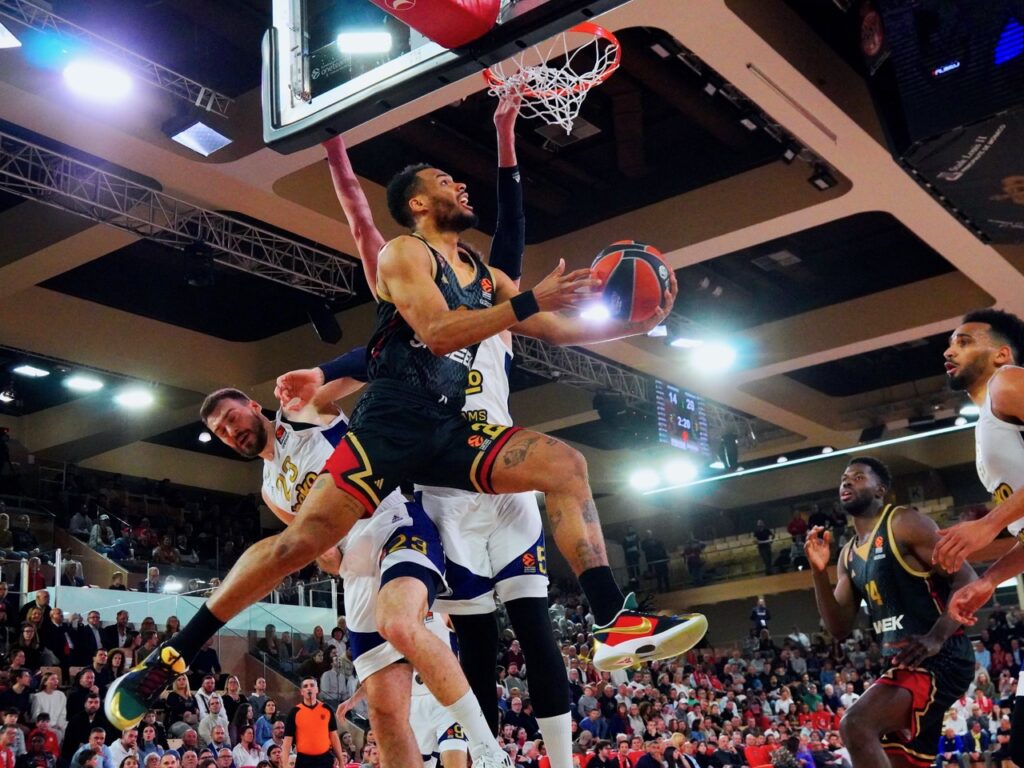 Okobo  ha segnato 16 punti contro ilFenerbahçe