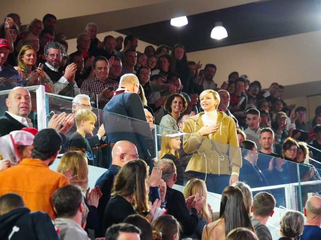 La principessa Charlene applaudita con affetto dal pubblico monegasco alla partita di basket della Roca Team
