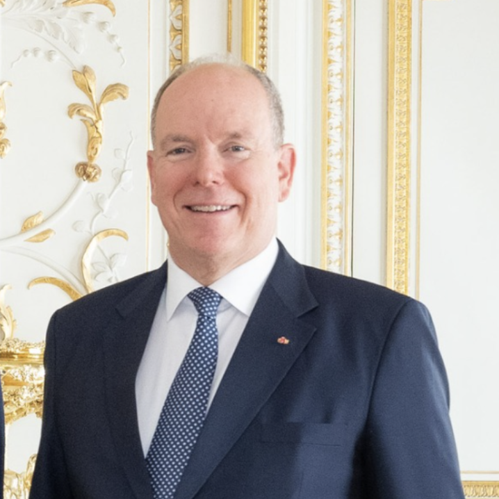 Auguri al Principe Alberto II di Monaco che compie 66 anni sostenuto dall'affetto suoi cittadini contro le polemiche futili della stampa internazionale