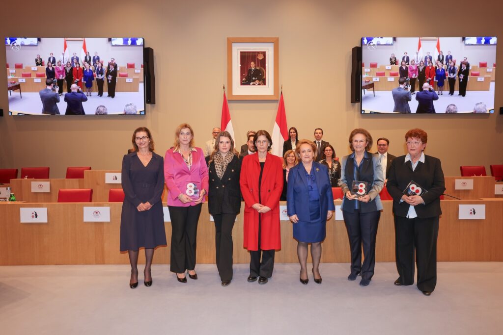 Annie Olivi, Patricia Husson e Anne Eastwood hanno ricevuto un riconoscimento dal Conseil National per il loro impegno nelle diverse attività svolte per il Principato di Monaco.