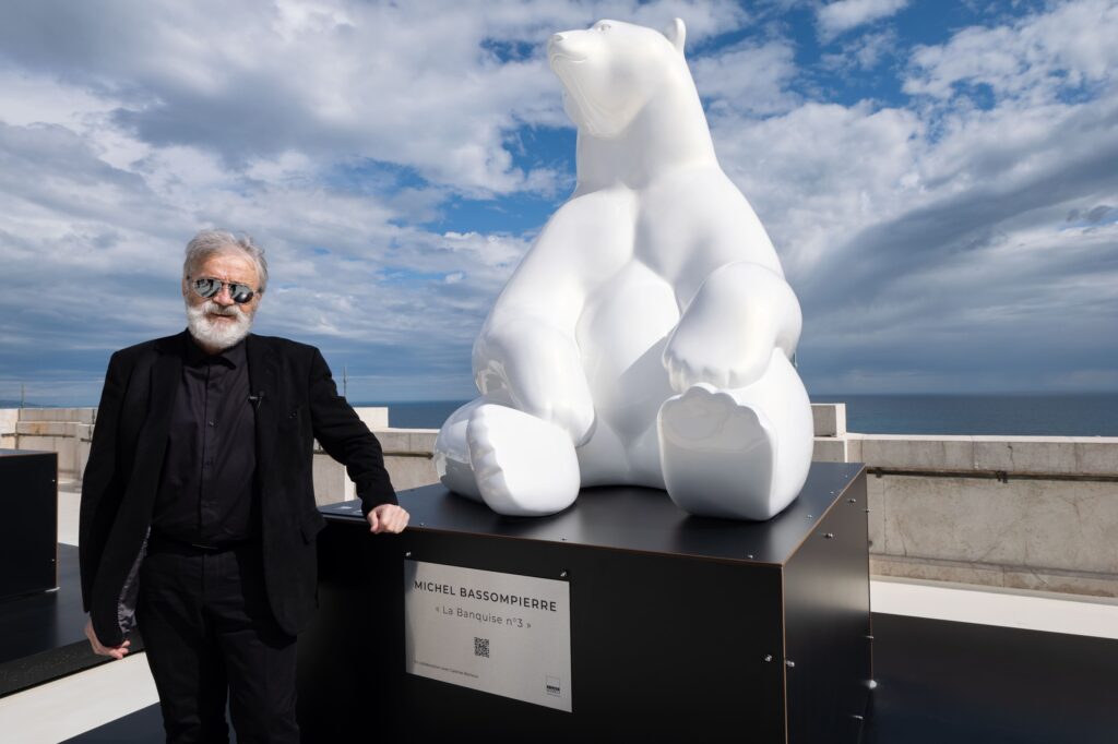 I "Giganti di Ghiaccio" 7 sculture di orsi e pinguini esposte sulla terrazza del museo Oceanografico dell'artista Michel Bassompierre