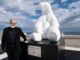 I "Giganti di Ghiaccio" 7 sculture di orsi e pinguini esposte sulla terrazza del museo Oceanografico dell'artista Michel Bassompierre