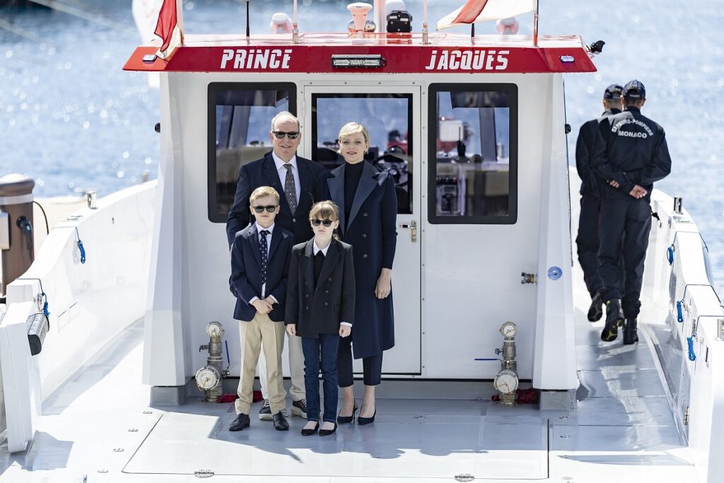 LL.AA.SS. il Principe Sovrano e la Principessa Charlène, accompagnati da S.A.S. il Principe Ereditario Jacques e dalla Principessa Gabriella, hanno inaugurato il nuovo battello dei Vigili del Fuoco di Monaco battezzato "Prince Jacques".