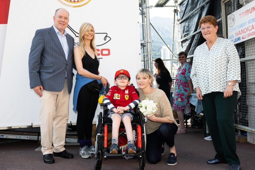 I Principi di Monaco, Alberto e Charlene, sono andati in visita alla tribuna del circuito destinata alle persone a mobilità ridotta