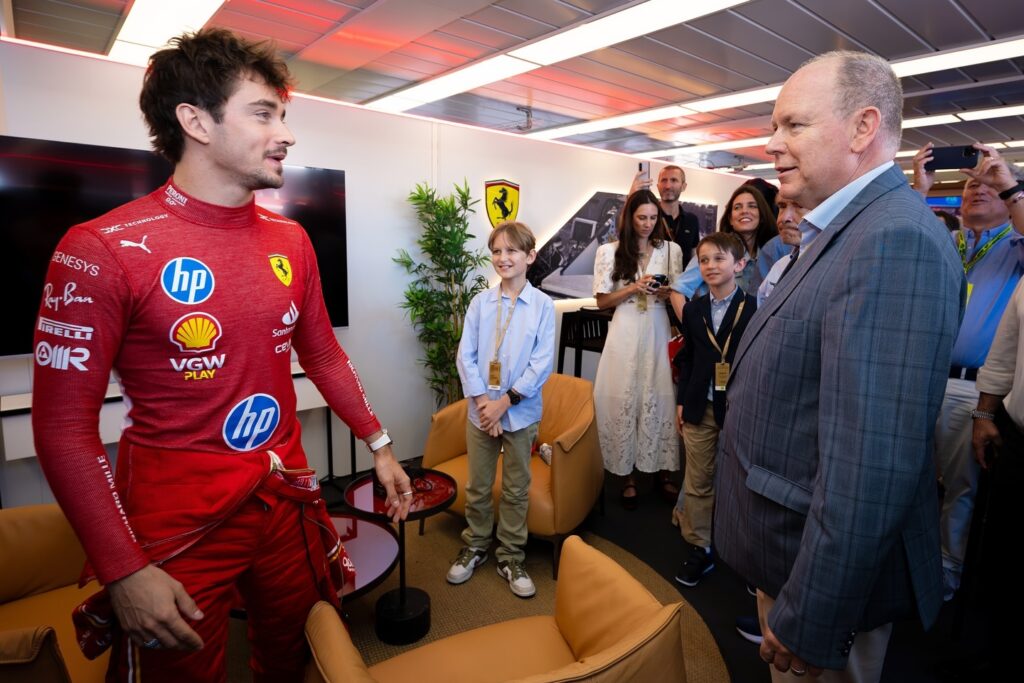 Il Principe Albert II allo stand della Ferrari ha salutato il pilota monegasco Charles Leclerc che sarà in pole position all'81° Gran Premio di Formula1. 