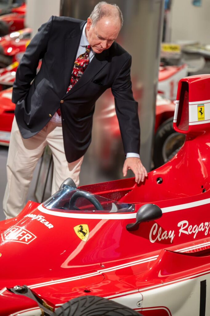Il Principe Alberto II osserva la F1 Ferrari di Clay Regazzoni