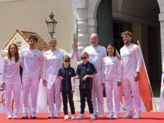 I Principi di Monaco ricevono la Fiamma Olimpica da sei tedofori monegaschi