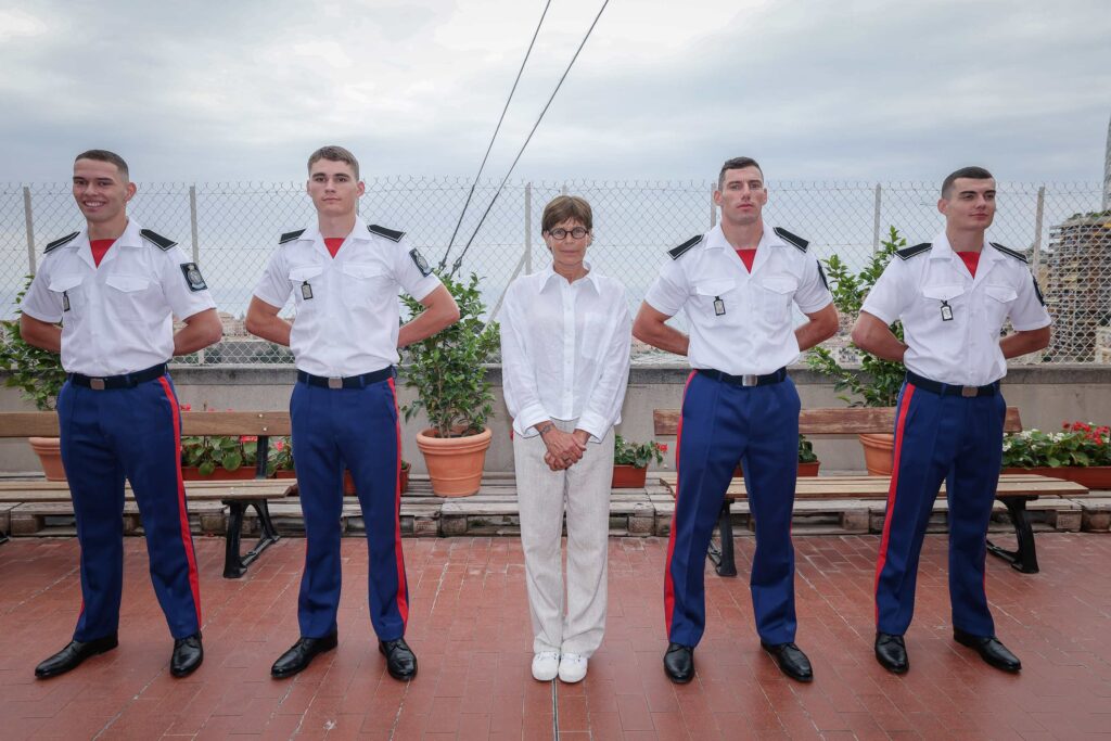 S.A.S. la Principessa Stéphanie, Madrina dei Carabinieri del Principe, ha consegnato le insegne dell'Arma ai 4 allievi della classe "Louis Nattareu".