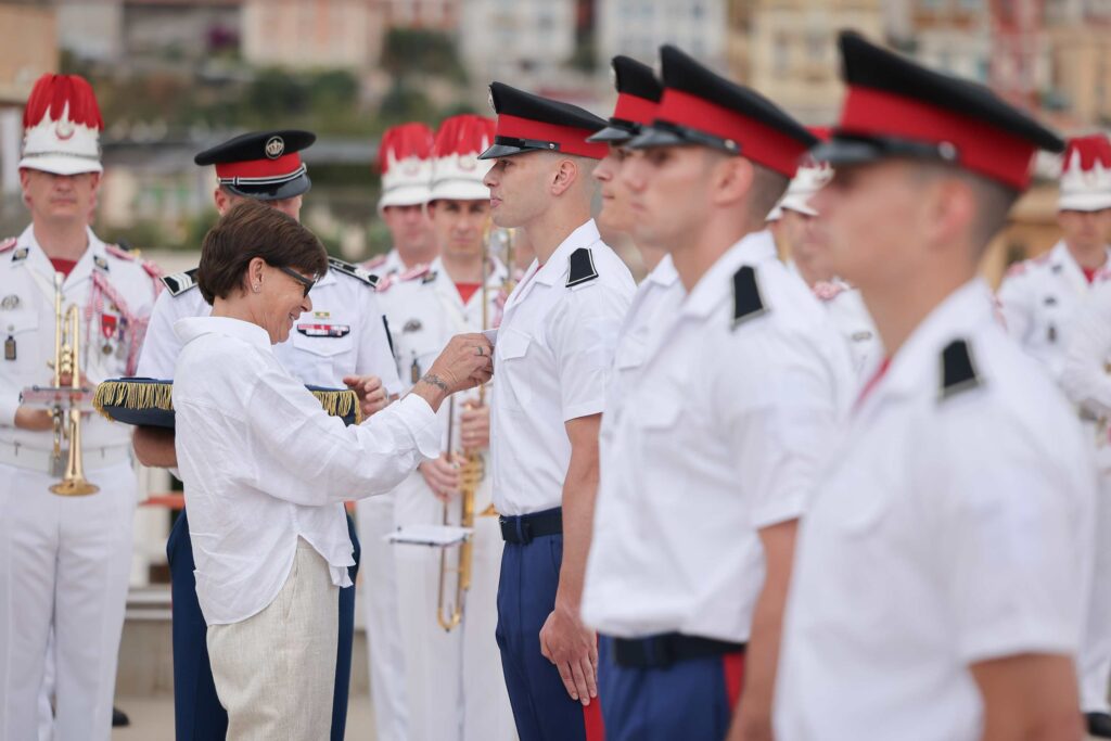 S.A.S. la Principessa Stéphanie, Madrina dei Carabinieri del Principe, ha consegnato le insegne dell'Arma ai 4 allievi della classe "Louis Nattareu".