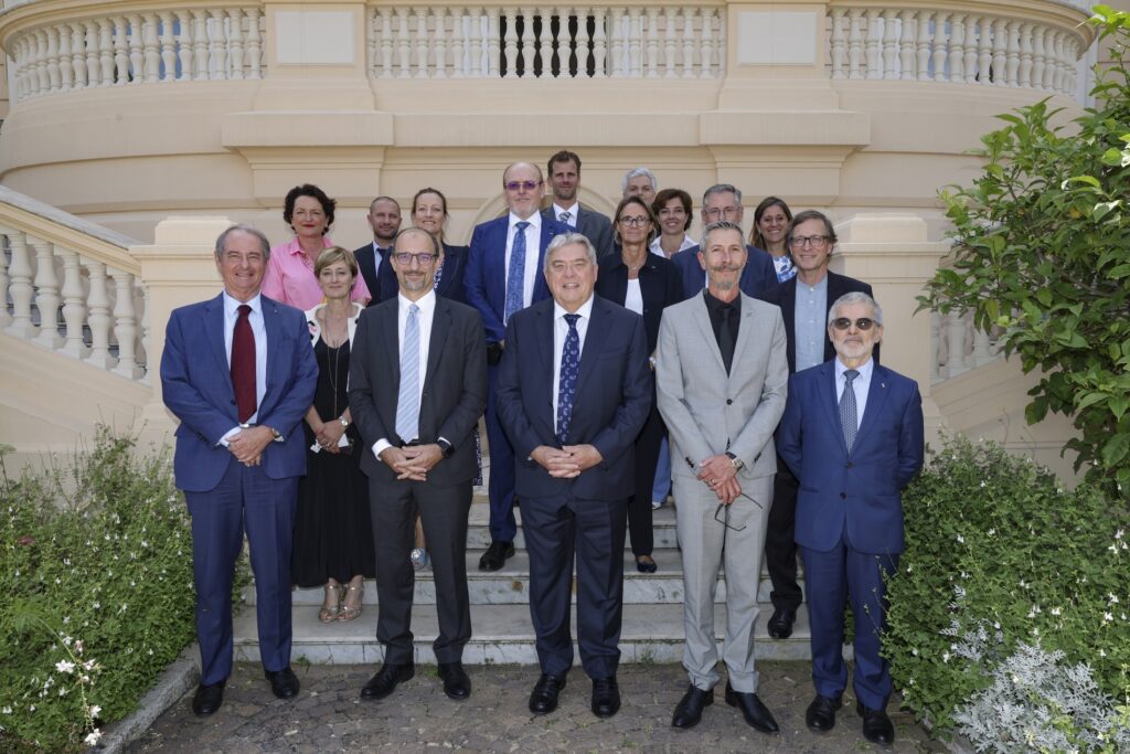 I membri del Consiglio Scientifico di Statistica e degli Studi Economici di Monaco si sono riuniti presso il Ministero di Stato sotto l'egida del loro nuovo presidente, il professor Pierre Dubois.