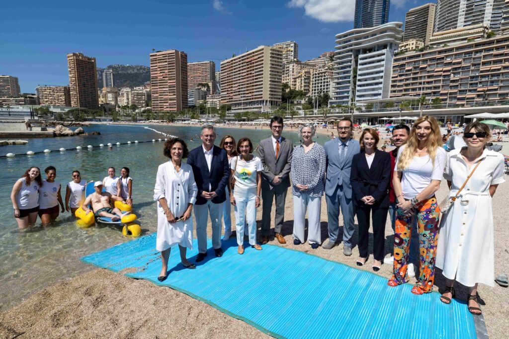 Alla spiaggia del Larvotto ha riaperto il sito Handiplage, per le persone a mobilità ridotta, fino al 1° settembre