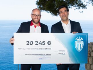 Thiago Scuro, Direttore Generale di AS Monaco calcio, ha consegnato un assegno di 20.245 euro nelle mani di Cyril Gomez vice-Direttore dell'Istituto Oceanografico per proteggere il Mediterraneo