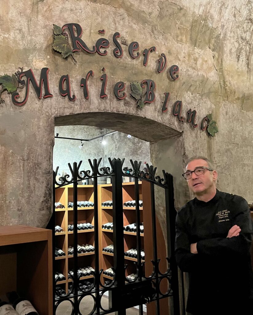 Le cantine dell'Hotel de Paris Monte-Carlo, compiono 150 anni per l'occasione l'abbiamo visitata, accompagnati dal Capo Cantine, l'italiano Gennaio Iorio.