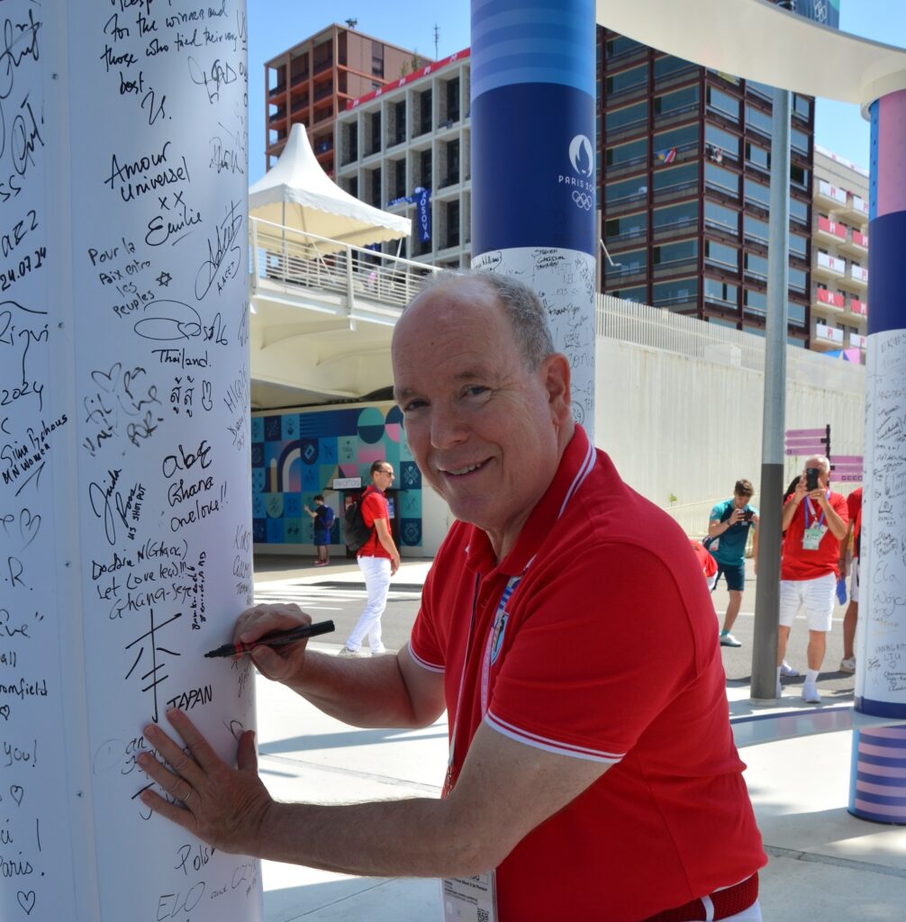 Il Principe Alberto II di Monaco ha firmato il muro della pace al villaggio Olimpico di Parigi