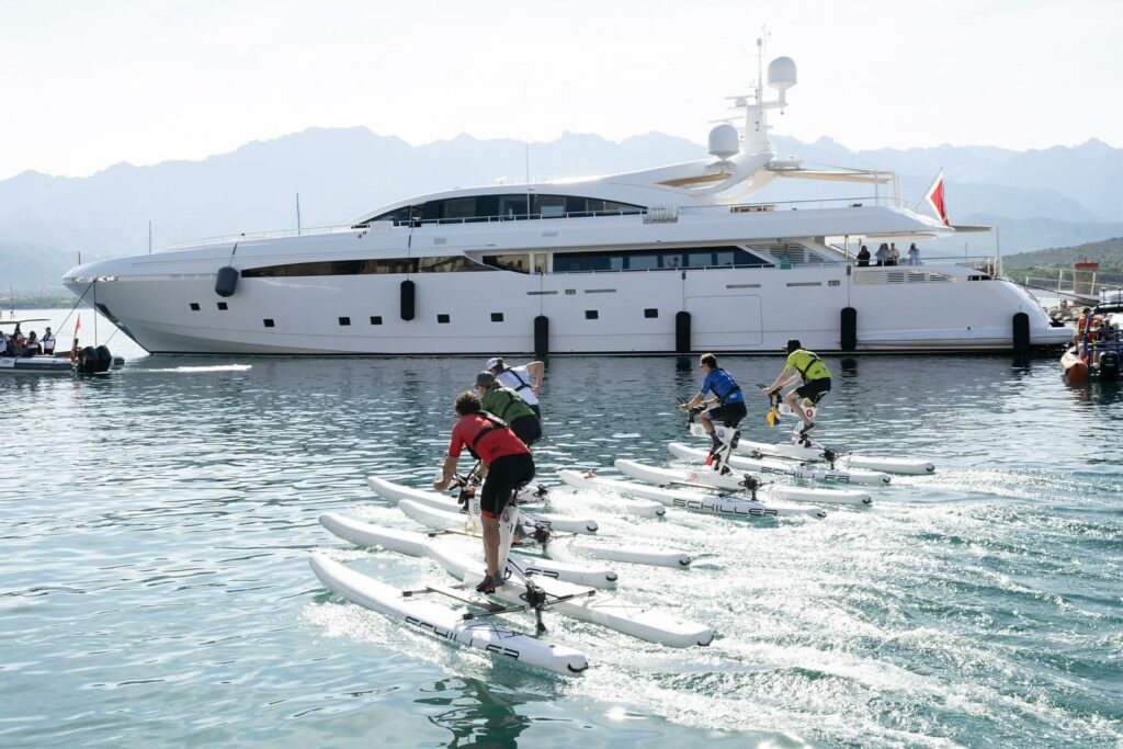 La competizione organizzata dalla Fondation Princesse Charlene di Monaco, The Crossing, Calvi-Monaco, è partita dalla Corsica, l'arrivo è previsto nella mattinata di sabato 7 settembre alla spiaggia del Larvotto.