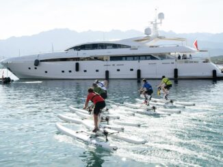 La competizione organizzata dalla Fondation Princesse Charlene di Monaco, The Crossing, Calvi-Monaco, è partita dalla Corsica, l'arrivo è previsto nella mattinata di sabato 7 settembre alla spiaggia del Larvotto.