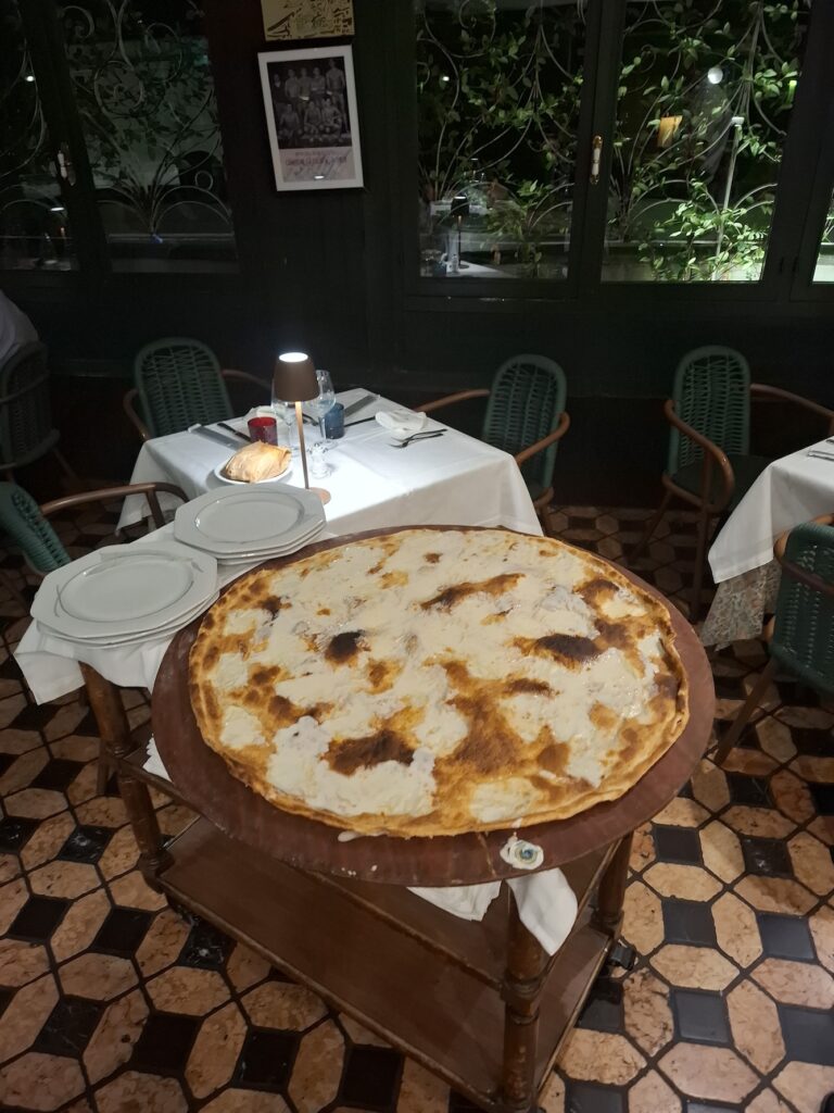 Il piatto tipico di Recco è la focaccia con il formaggio protetta dal marchio IGP