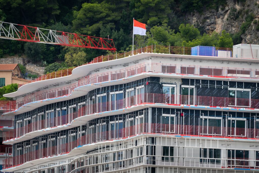 Il Principe Alberto II di Monaco ha innalzato la bandiera  al termine dei lavori del nuovo Centre Hospitalier  Princesse Grace