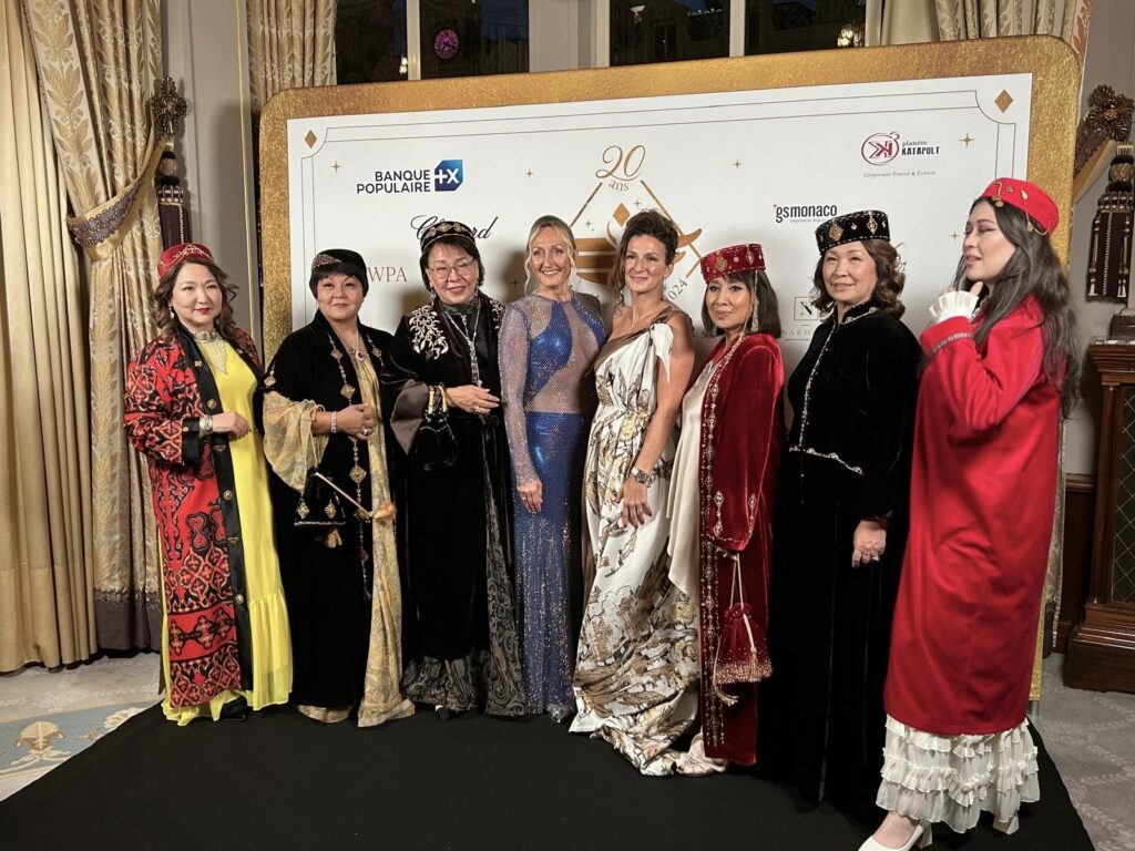 
Alla serata erano presenti rappresentanti AFCE di diversi Paesi e in particolare una vasta delegazione di donne imprenditrici del Kazakistan nella foto sopra con la Presidente Johanna Houdrouge con abito bianco fiorito.