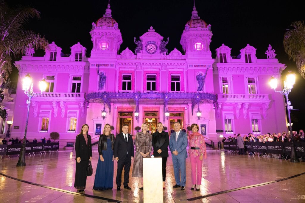 S.A.S. la Principessa Charlene, Presidente d'Onore di Pink Ribbon, ha illuminato di rosa la piazza del Casinò di Monte-Carlo per lanciare "Ottobre Rosa" accanto a Natasha Frost