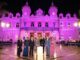 S.A.S. la Principessa Charlene, Presidente d'Onore di Pink Ribbon, ha illuminato di rosa la piazza del Casinò di Monte-Carlo per lanciare "Ottobre Rosa" accanto a Natasha Frost