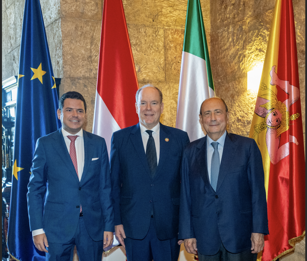 Al centro il Principe di Monaco a destra il presidente della Regione Sicilia  Renato Schifani e a sinistra Gaetano Galvagno Presidente dell'assemblea regionale