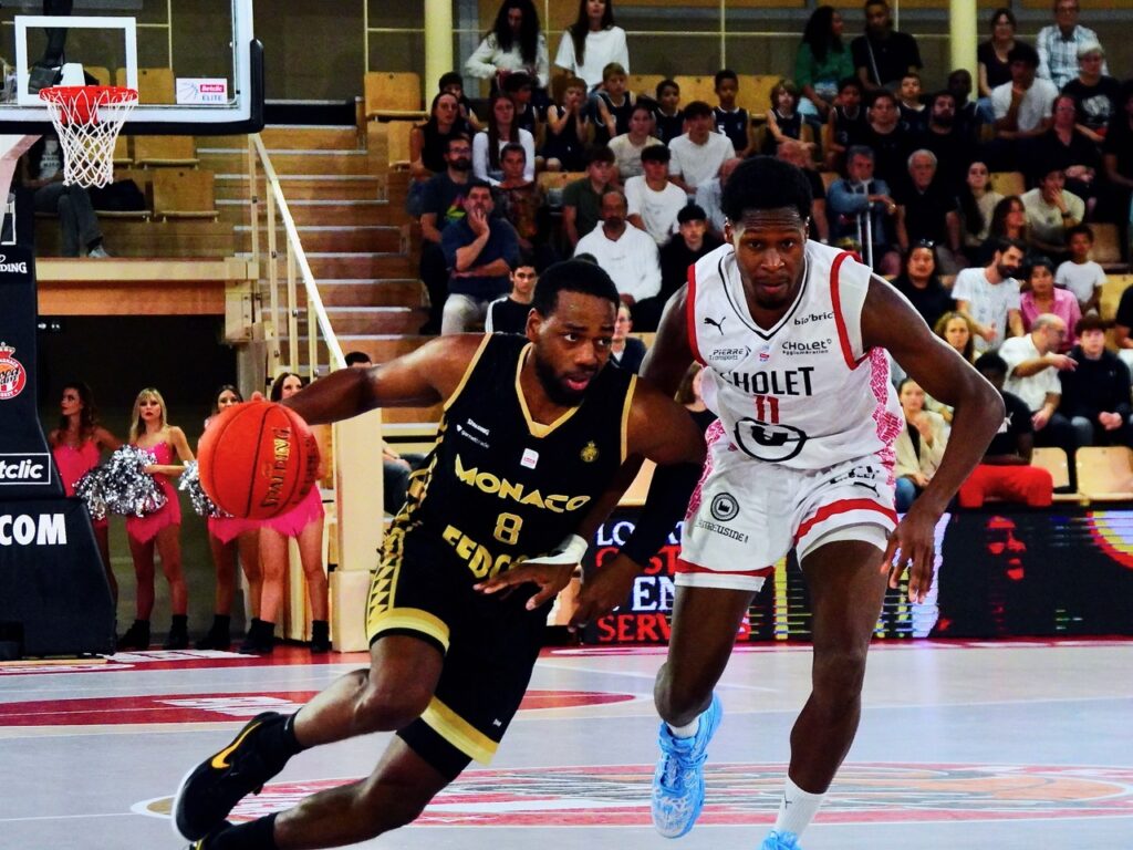 l'ASMonaco Basket, batte in casa per il campionato, la capolista Cholet: 89 - 72.