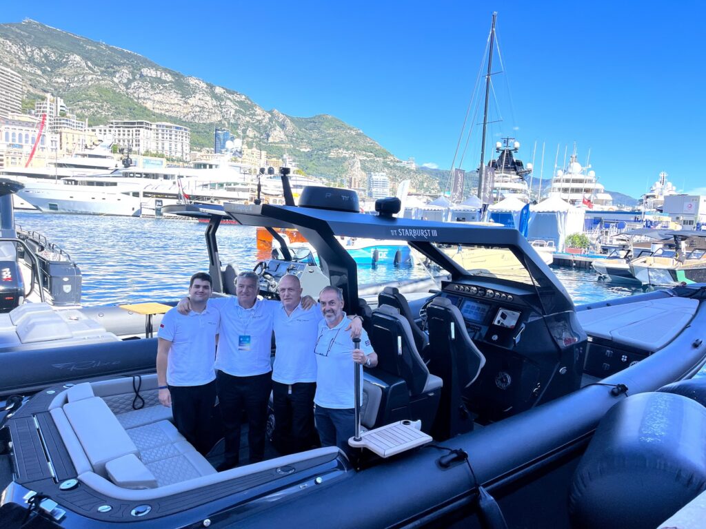 Spiros Tsouvelekakis, Makis Marinis ; Stelios Ladopoulos,  Konstantinos Tsouvelekakis a bordo di un Ribco al Monaco Yacht Show