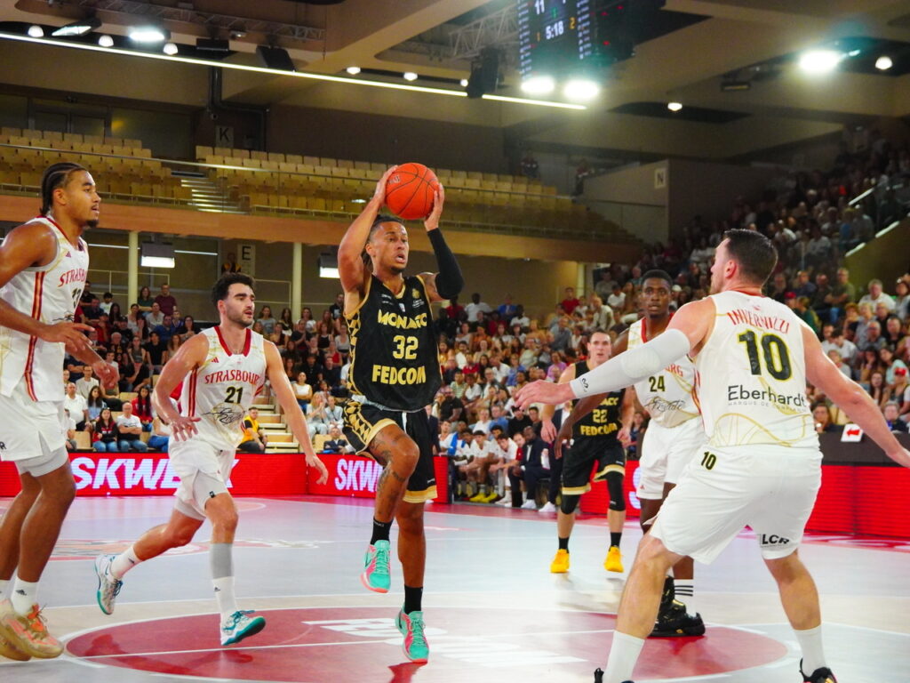 Strazzel segna contro Strasburgo in campionato di basket