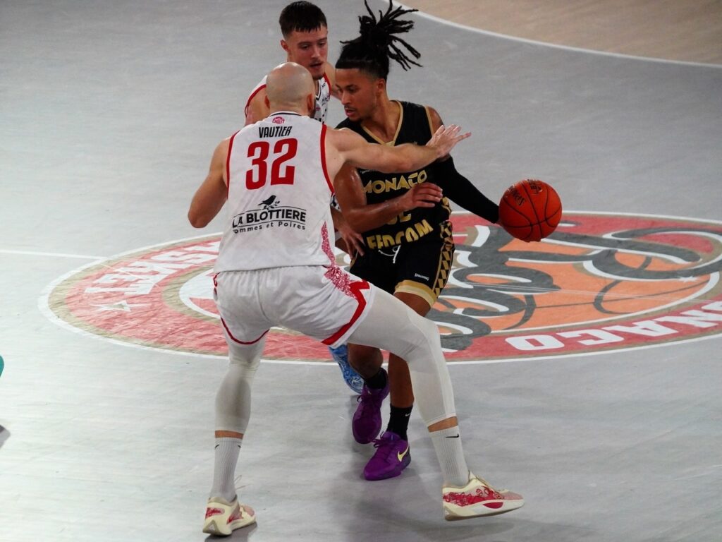 l'ASMonaco Basket, batte in casa per il campionato, la capolista Cholet: 89 - 72.