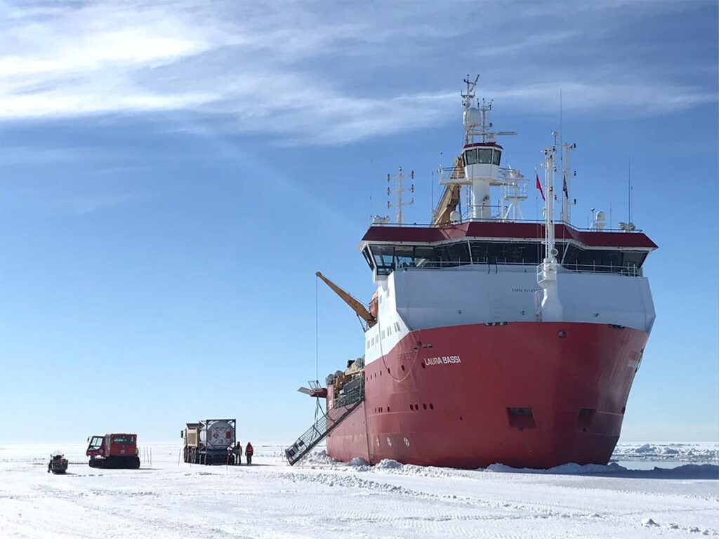 La nave italiana Laura Bassi in missione in Antartide